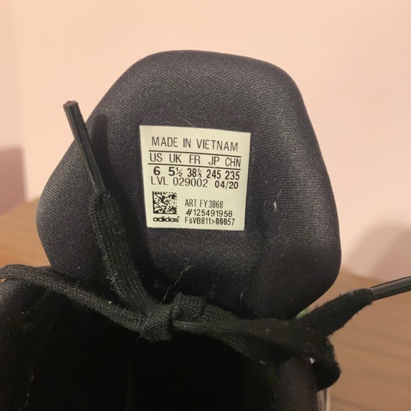 Barely worn size 6Y Adidas gym shoes - Picture 4 of 5